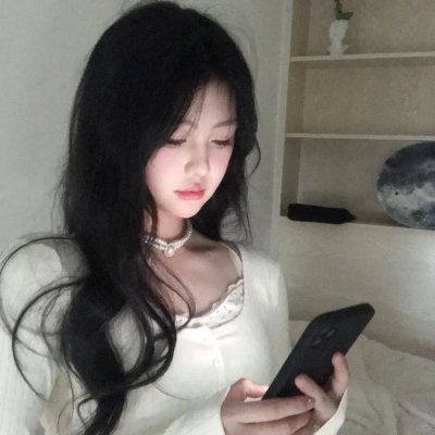 给小酒馆女子喝高杯酒